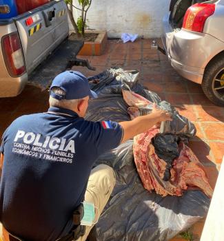 Policía en actividad detenido e imputado por traer carne de contrabando